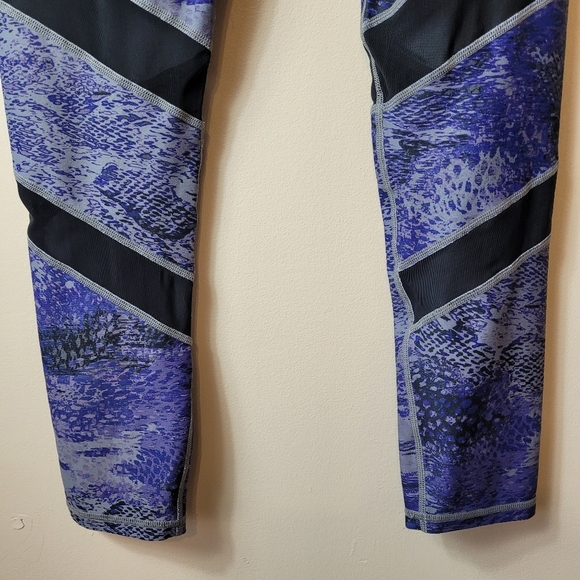 Fabletics yoga leggings purple animal print with mesh material size M - Picture 6 of 9